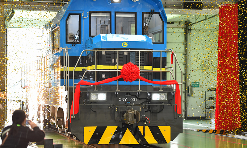 11月16日，我國首臺新造大功率純電新能源調車機車在湖南株洲中車株機公司下線。這臺機車最大牽引功率1500kW，能滿足冶金、港口、電力、石化、礦山等行業內部的鐵路運輸需求，具有綠色低碳、經濟適用、智能先進等特點。圖為當日在中車株機公司拍攝的下線儀式現場。新華社記者 陳澤國 攝