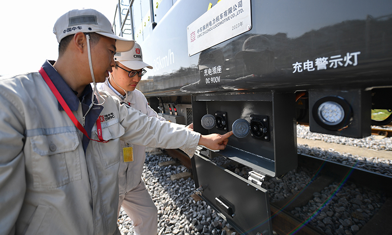 11月16日，中車株機公司的工作人員在檢查機車的充電口。新華社記者 陳澤國 攝
