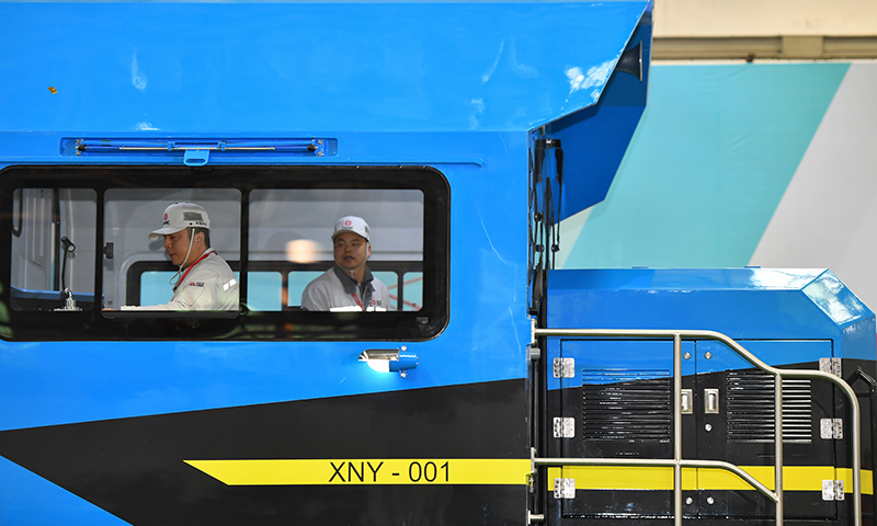 11月16日，中車株機公司的工作人員在機車內操作。新華社記者 陳澤國 攝