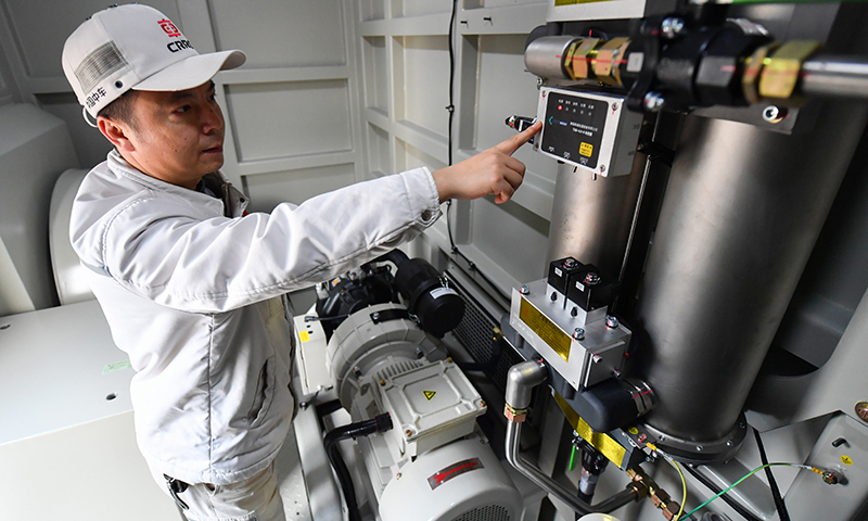 11月16日，中車株機公司的工作人員在機車內巡檢。新華社記者 陳澤國 攝