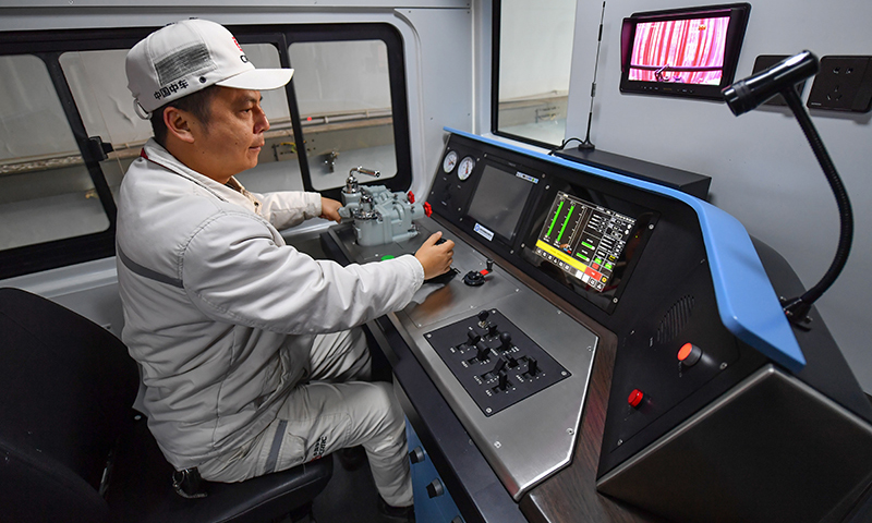 11月16日，中車株機公司的工作人員在機車內巡檢。新華社記者 陳澤國 攝