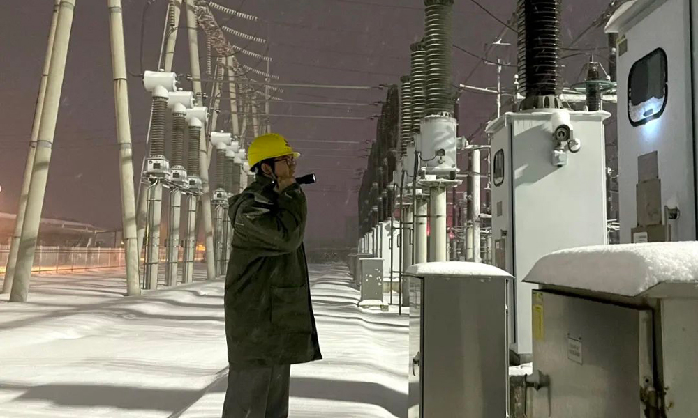 10月28日，遼寧公司沈西廠2臺機組火力全開，提前4天為1200萬平方米居民用戶開栓供暖。圖為遼寧公司沈西廠運行人員檢查220千伏開關場設備。