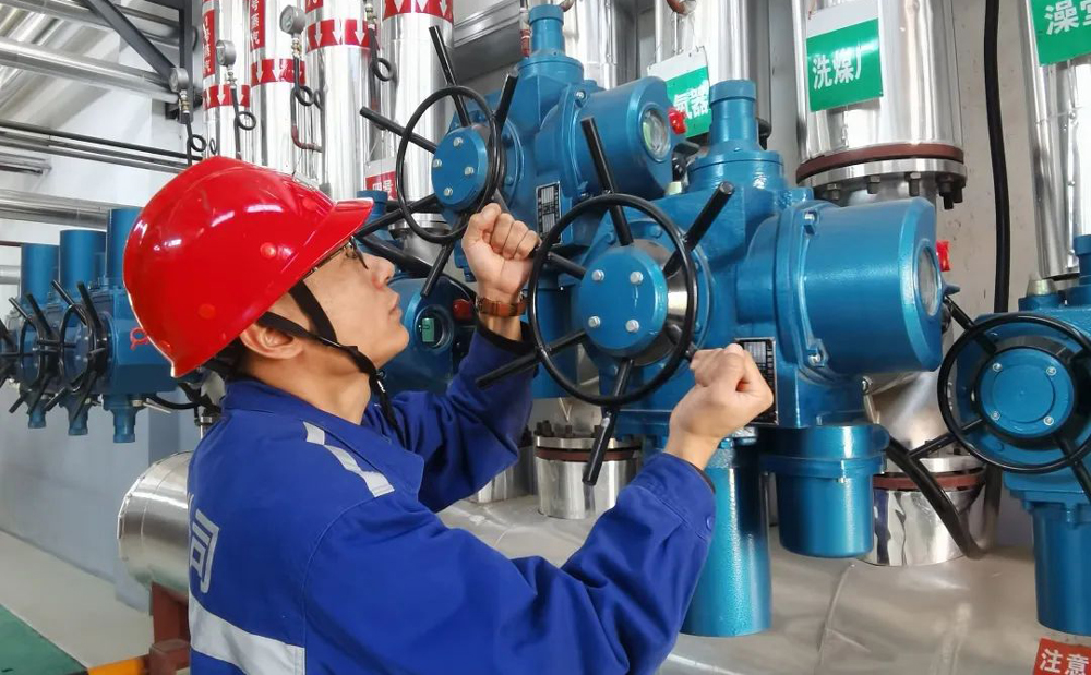 焦化公司蒙西棋盤井洗煤廠今年更新供暖主管路4900米、支管路2000米，更新換熱機組1套，提升今冬供暖質量。圖為該洗煤廠燃氣鍋爐巡檢工正在進行提壓配氣作業。