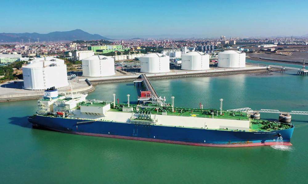 自2008年4月接收首船LNG以來，中國海油福建LNG已累計接卸進口LNG達4300萬噸，折合天然氣約618億立方米。圖為希臘籍LNG運輸船“阿基里斯”號順利在中國海油福建LNG接收站靠泊。