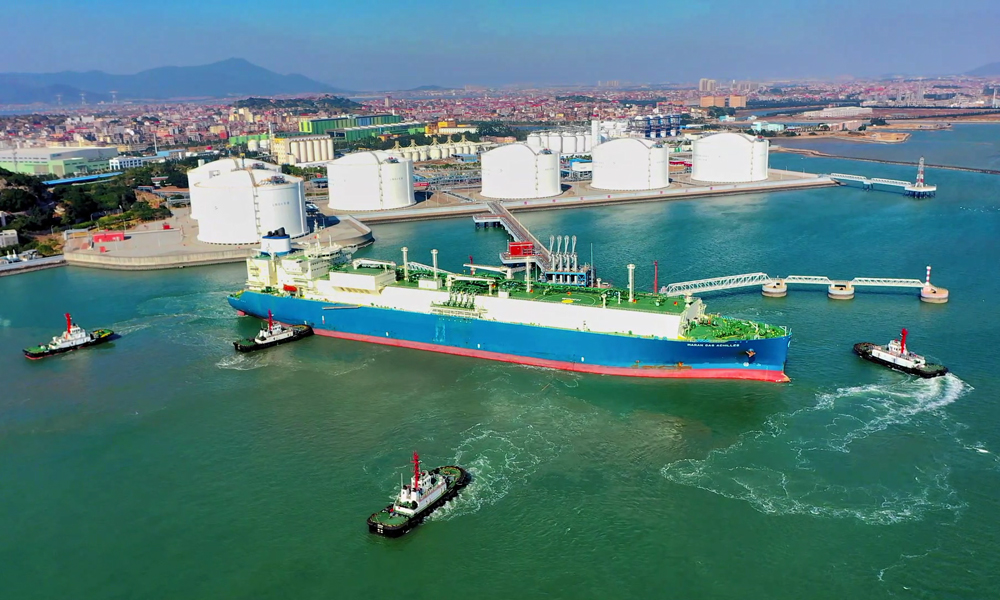 進入冬季，福建省迎來民生用氣小高峰，福建LNG提前制定迎峰度冬天然氣專項保供方案，積極與各方保持密切溝通，通過加大通關協(xié)調力度、強化內外部協(xié)同，保持6個16萬立方米LNG儲罐高液位運行，為冬季保供奠定堅實基礎。圖為安全卸載物后，希臘籍LNG運輸船“阿基里斯”號緩緩駛離福建LNG接收站碼頭。