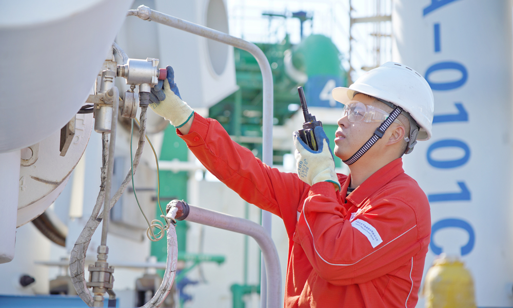 一線操作員測試LNG管道閥門，確保閥門開關正常。