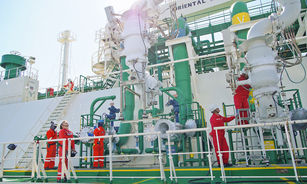 完成LNG卸載后，一線操作員進行回收卸料臂作業(yè)。