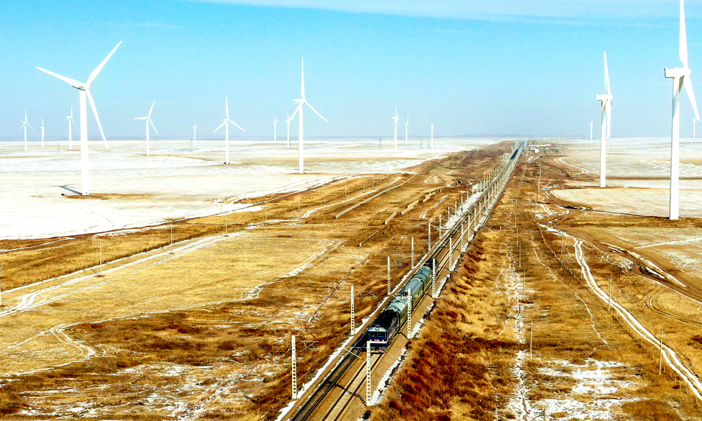 近日，隨著57002次動(dòng)態(tài)檢測(cè)列車駛出錫林浩特站，中國(guó)中鐵旗下中鐵電氣化局參建的太錫鐵路錫林浩特至正藍(lán)旗段開(kāi)始動(dòng)態(tài)檢測(cè)。