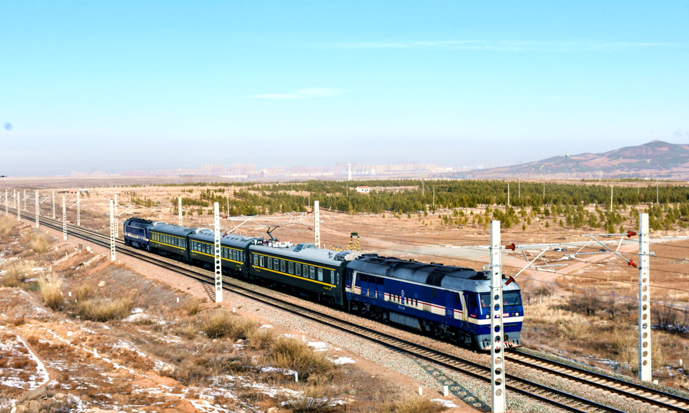 動(dòng)態(tài)檢測(cè)是在工程靜態(tài)驗(yàn)收合格后，采用綜合檢測(cè)列車和相關(guān)檢測(cè)設(shè)備在規(guī)定測(cè)試速度下對(duì)全線各系統(tǒng)進(jìn)行綜合測(cè)試，檢驗(yàn)相關(guān)系統(tǒng)間接口關(guān)系，對(duì)全線各系統(tǒng)和整體系統(tǒng)進(jìn)行調(diào)試、優(yōu)化，從而達(dá)到設(shè)計(jì)要求，為開(kāi)通提供科學(xué)依據(jù)。圖為檢測(cè)列車對(duì)太錫鐵路錫藍(lán)段進(jìn)行動(dòng)態(tài)檢測(cè)。