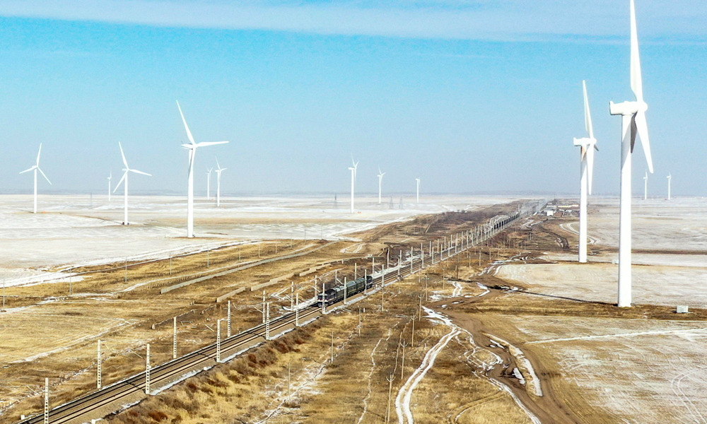 為確保本次動(dòng)態(tài)檢測(cè)任務(wù)成功實(shí)施，項(xiàng)目團(tuán)隊(duì)成立了動(dòng)態(tài)檢測(cè)工作領(lǐng)導(dǎo)小組，編制了詳細(xì)的《動(dòng)態(tài)檢測(cè)實(shí)施方案》，明確責(zé)任分工，建立健全各項(xiàng)保障制度，確保動(dòng)態(tài)檢測(cè)列車安全運(yùn)行。圖為檢測(cè)列車對(duì)太錫鐵路錫藍(lán)段進(jìn)行動(dòng)態(tài)檢測(cè)。