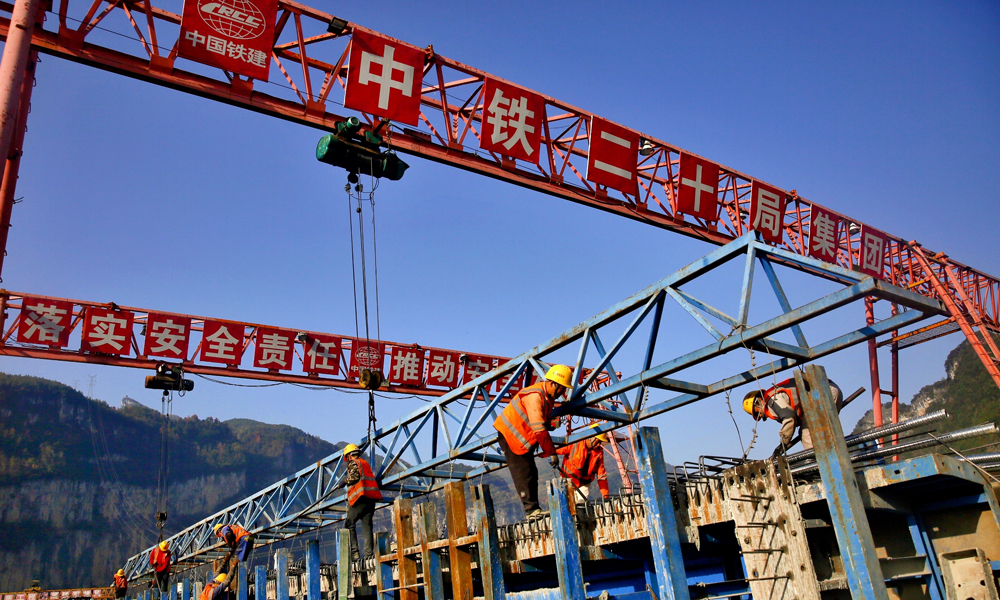 渝湘復線高速公路建成通車后，從重慶中心城區到達酉陽和秀山，用時將縮短40分鐘以上，改善沿線群眾出行條件，對擴大當地就業、帶動旅游發展、推進鄉村振興具有重要意義。圖為預制箱梁施工現場。