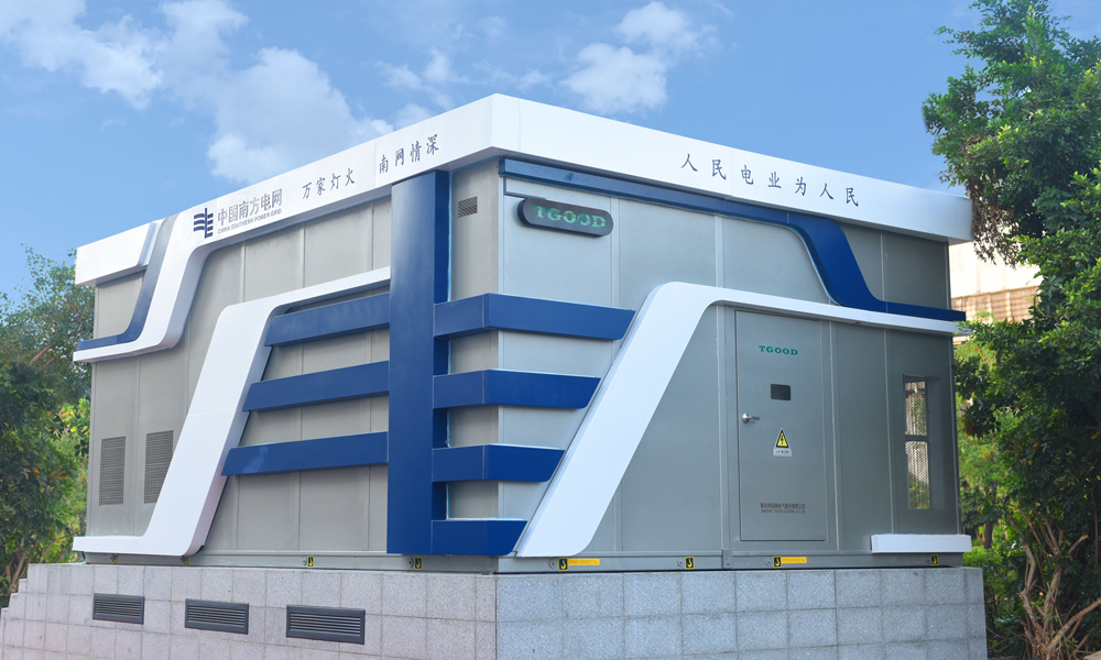 相比傳統(tǒng)電站，“電力魔方”在施工環(huán)節(jié)僅需7天就能完成基礎(chǔ)、拼裝、設(shè)備調(diào)試等工作，建設(shè)工期縮短86%，避免了傳統(tǒng)配電站長時(shí)間施工作業(yè)時(shí)的粉塵、噪音、圍蔽占地等影響。在外觀設(shè)計(jì)上，“電力魔方”靈活多變，可根據(jù)需要因地制宜量身定制，達(dá)到與城市環(huán)境、自然景觀的最佳契合。同時(shí)，結(jié)合多種節(jié)能降碳措施，經(jīng)測算，“電力魔方”建設(shè)環(huán)節(jié)碳排放下降93%，運(yùn)行環(huán)節(jié)凈碳排放-0.98噸/年，初步實(shí)現(xiàn)了“低碳建設(shè)、零碳運(yùn)行”目標(biāo)。