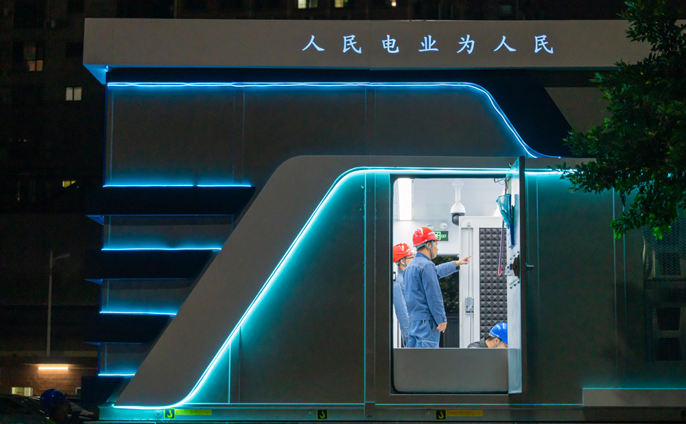 未來，南方電網(wǎng)深圳供電局將逐步在有條件的范圍內(nèi)新建全預(yù)裝近零碳景觀配電站，進(jìn)一步提升城市空間品質(zhì)，增強(qiáng)市民幸福感和獲得感，讓有“顏”有“智”的電力基礎(chǔ)設(shè)施點(diǎn)“靚”城市。