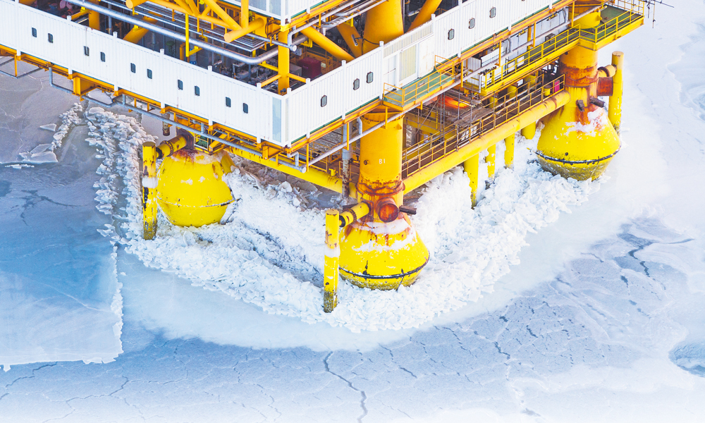 受寒潮雨雪天氣影響，12月中旬，華北、東北地區等地有大到暴雪，局部地區出現大暴雪或特大暴雪。我國最北海上油田錦州9-3油田、“海洋石油924”鉆井平臺、華北地區加油站……處處都有海油人戰冰斗雪的身影。中國海油各單位第一時間啟動應急預案，全力以赴應對極端天氣影響，加大安全巡檢和隱患排查力度，做好冬防冬供和能源保障工作，確保人民群眾安全溫暖過冬。圖為12月21日，我國最北海上油田錦州9-3油田進行冰期以來第三船外輸作業。李彥昭 攝