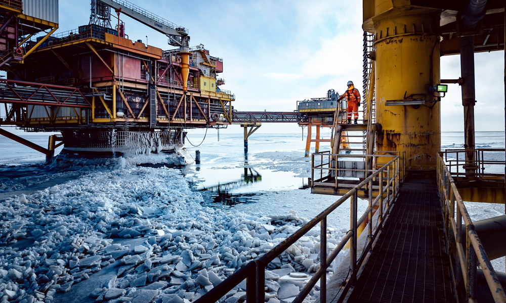 我國海上最北的油氣田——中國海油錦州9-3油田海域海冰最大厚度達到了20厘米，平臺樁腿及導管架周圍的重疊冰層甚至達到了40厘米。同時，流動的海冰對平臺產生巨大的沖擊，對平臺的主體結構構成巨大威脅，破壞性極大。