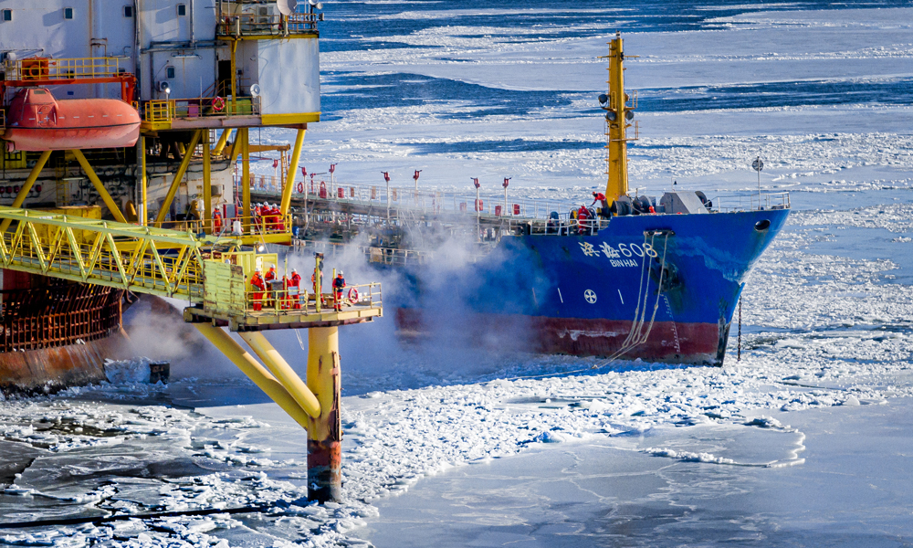 中國海油錦州9-3油田結合冰情，提前做好防凍物資儲備和破冰船調動，兩條破冰船24小時值守并實施破冰作業，減小海冰沖擊對平臺的影響，保障平臺生產平穩運行。