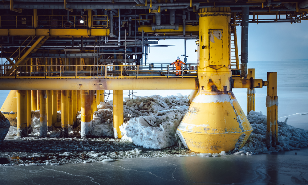 中國海油工作人員巡檢錦州9-3油田。