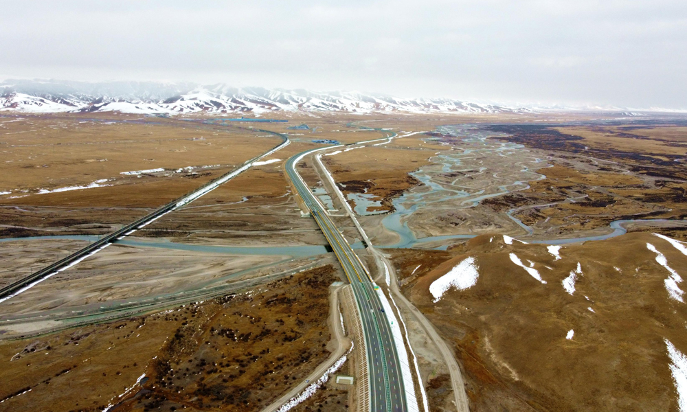 近日，西海至察汗諾高速公路（天峻南至察汗諾北段）開通運營，標志著中國中鐵旗下中鐵城投參與投資，中鐵二局、五局、隧道局、二院、物貿等單位參建西海（海晏）至察汗諾高速公路（簡稱西察高速公路）全線通車。