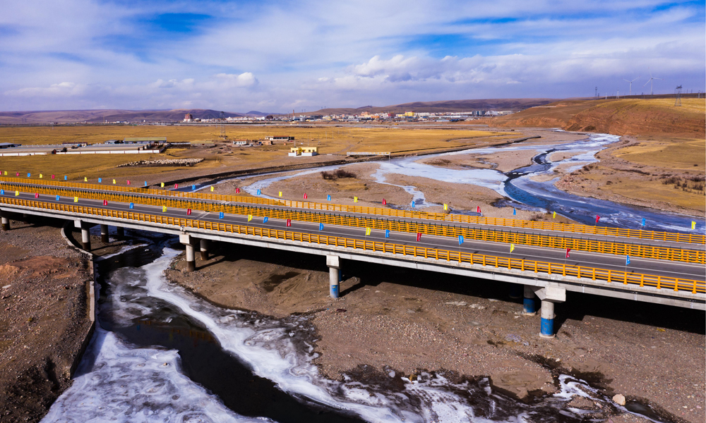 據悉，西察高速公路兼具干線公路和旅游公路的雙重功能，全線開通運營后，為青海省新增了一條從西寧市、海北州通往海西州的快速通道，對于完善青海省高速公路網、提升地區公共交通基本服務水平、帶動沿線地區經濟及旅游事業發展、加強民族團結和社會穩定等具有重要意義。