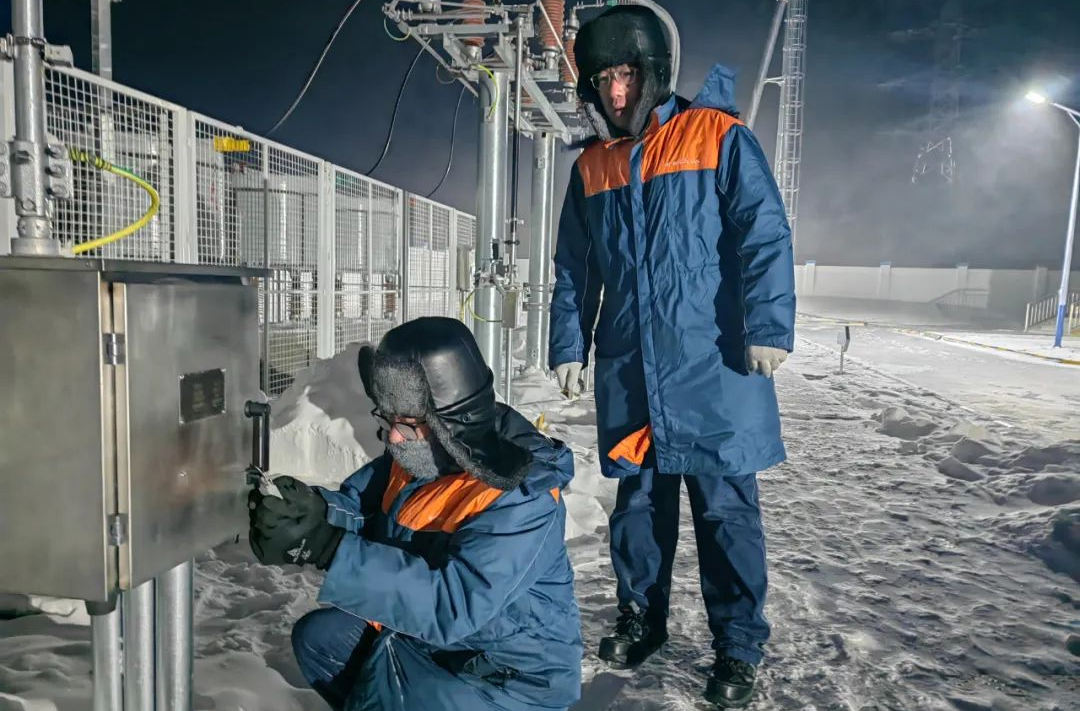 中廣核新疆吉木乃源網(wǎng)荷儲一體化項目團隊頂著刺骨寒風，開展送電前各項準備工作，確保項目順利并網(wǎng)。