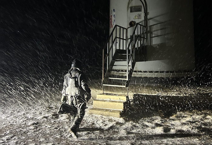 受強降雪和低溫的影響，中廣核遼寧長皋風電場部分風機葉片結冰嚴重，風機相繼報出故障工作人員第一時間趕赴現(xiàn)場維修故障風機，確保設備恢復正常運行。