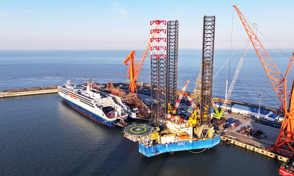 近日，中國石化勝利石油工程公司新勝利三號鉆井平臺正式竣工交付。該平臺最大作業水深106.7米，最大鉆井深度9000米。