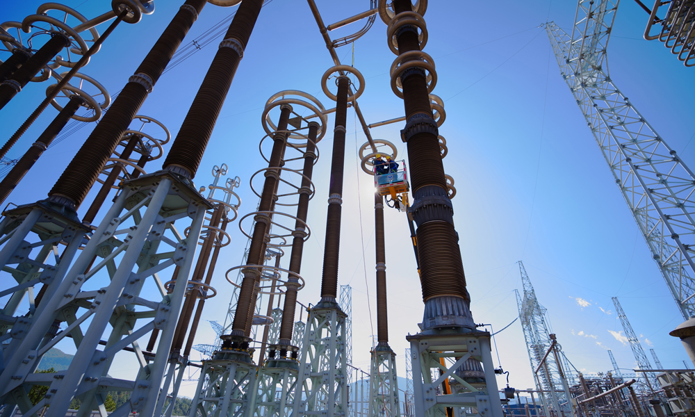 南方電網超高壓公司大理局運維人員在極1直流線路F5避雷器靠出線側裝設500千伏接地線。