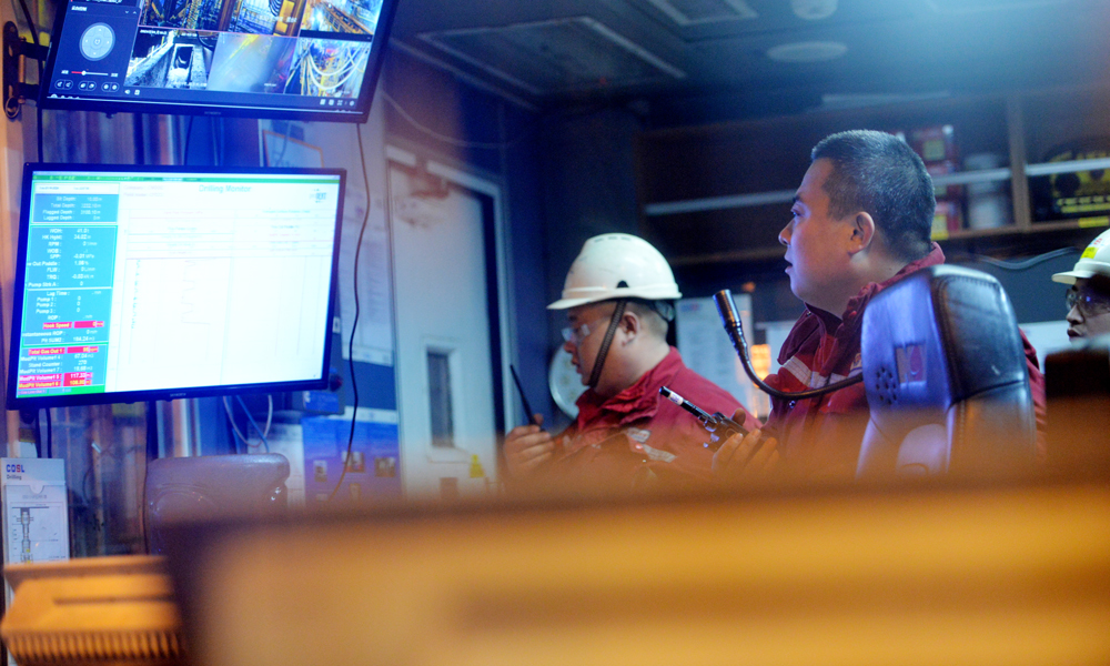 中國(guó)海油工作人正忙著打一口高溫高壓探井。這也是近年來(lái)渤海油田風(fēng)險(xiǎn)最大的一口探井，預(yù)測(cè)地層壓力高壓系數(shù)超過(guò)以往，地層孔隙壓力相當(dāng)于690個(gè)標(biāo)準(zhǔn)大氣壓。有限天津分公司工程技術(shù)作業(yè)中心高級(jí)總監(jiān)表示，異常高壓主要由生烴造成，由于烴源巖大規(guī)模生成油氣，并集中埋藏在地下巖層中，壓力無(wú)法釋放，便形成了“高壓鍋”一般的存在。圖為鉆井隊(duì)長(zhǎng)在司鉆房?jī)?nèi)關(guān)注鉆井參數(shù)變化。