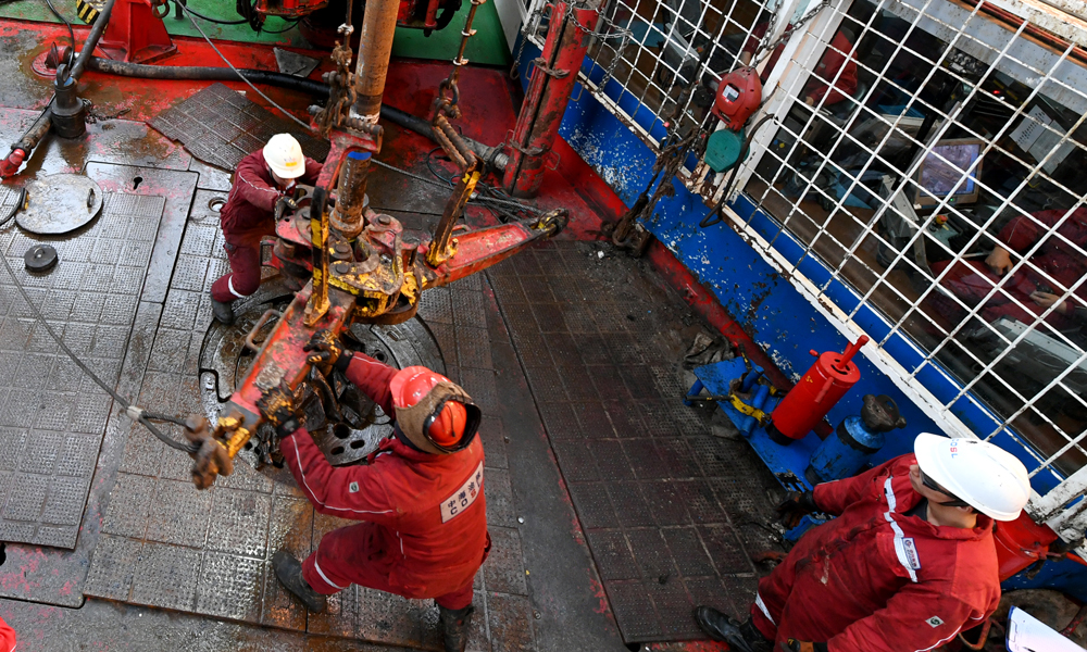 為抓實(shí)安全生產(chǎn)各環(huán)節(jié)，為中國(guó)海油高質(zhì)量發(fā)展保駕護(hù)航，探井項(xiàng)目組通過(guò)多專業(yè)融合，從鉆前精細(xì)地質(zhì)認(rèn)識(shí)、工程方案優(yōu)化、隨鉆精準(zhǔn)監(jiān)測(cè)、精細(xì)壓控各個(gè)環(huán)節(jié)開展多輪次論證和準(zhǔn)備，保證勘探開發(fā)作業(yè)的安全高效開展。圖為工作人員在拆卸大鉗。