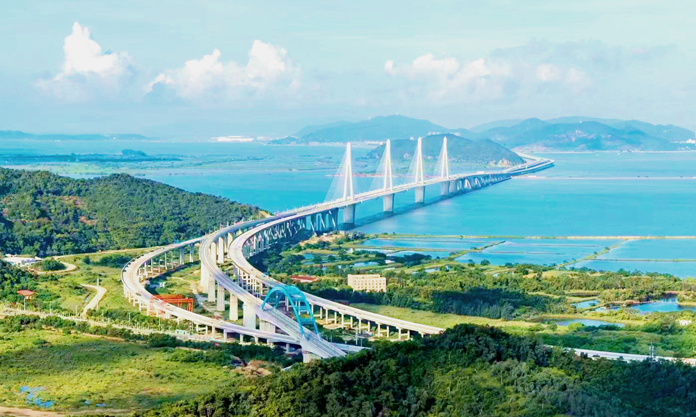 近日，中國中鐵旗下中鐵大橋局、中鐵工業承建的世界首座公鐵同層多塔斜拉橋、世界最寬公鐵兩用多塔斜拉橋、世界最大跨度公鐵同層斜拉橋——珠海西江公鐵大橋正式通車。