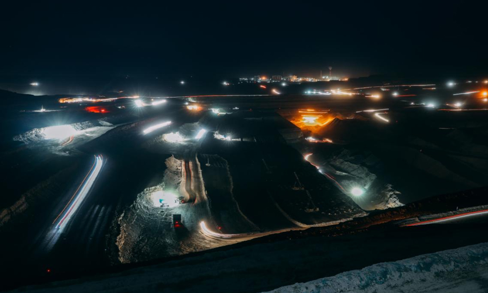 近日，國家能源集團準能集團扎實推進安全生產保障工作，確保煤炭穩產穩供。1月份，準能集團生產商品煤548.3萬噸，發電2.51億度，能源保供扎實有力。圖為黑岱溝露天煤礦生產現場。該礦根據冬季低溫、降雪等氣候特點，優化調整剝離推進、原煤開采等環節的生產方案，保證煤炭穩產穩供。