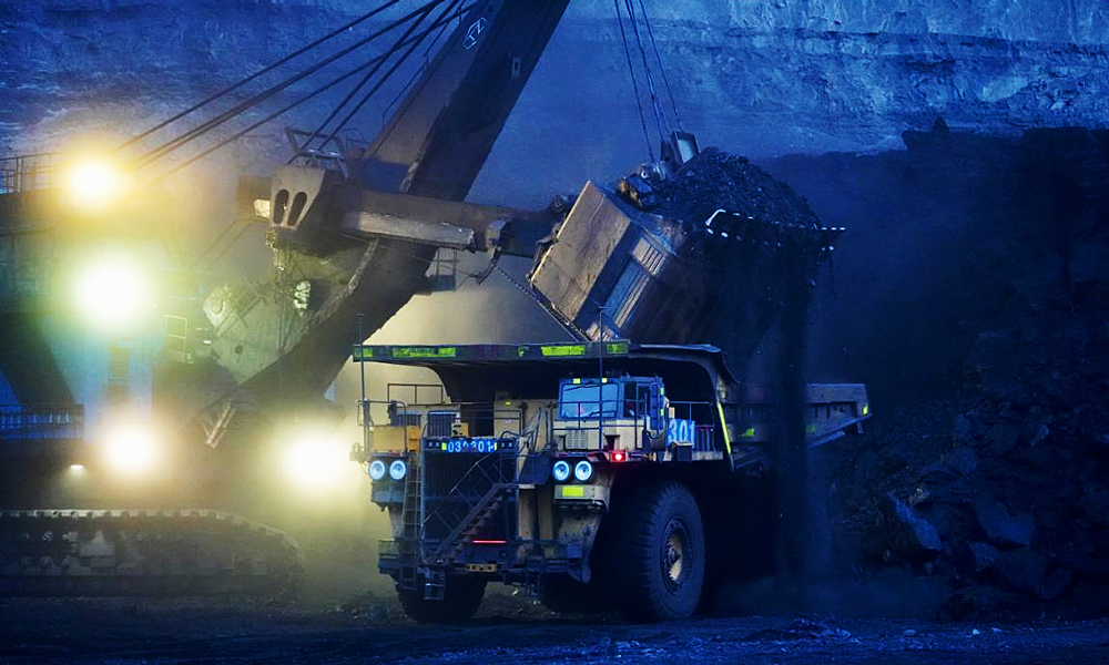 準能集團黑岱溝露天煤礦通過氣象預警提示、行車安全提醒、安全培訓、現場巡視等多項措施，科學規劃剝、采、運、排各環節，確保采煤進度。圖為電鏟為卡車裝載煤炭。