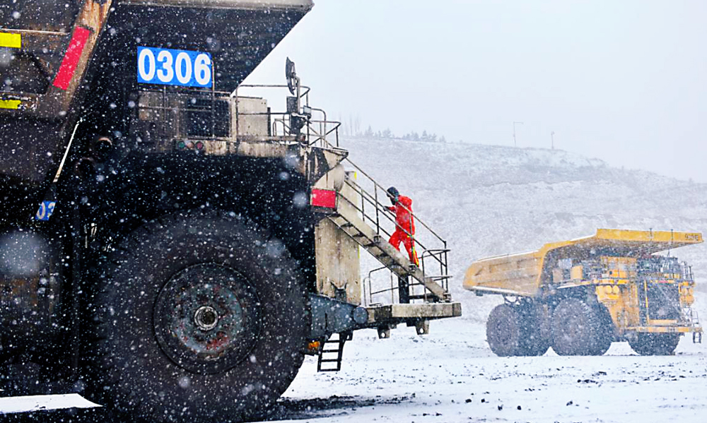 準能集團哈爾烏素露天煤礦積極做好設備防寒越冬工作，全面加強運輸卡車點檢力度，從源頭上消除設備的松、漏、缺、裂等現象，切實提升設備安全性能。圖為運輸隊工作人員對卡車進行點檢。