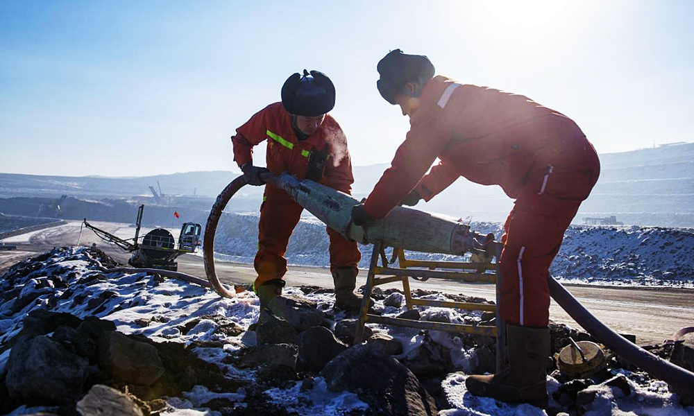 準能集團哈爾烏素露天煤礦積極落實各項冬季安全生產措施，提前謀劃實施架“橋”移“站”、加減電纜、走鏟走鉆等工作，保障礦山供電穩定可靠。圖為供電隊運行電工對接電纜耦合器。