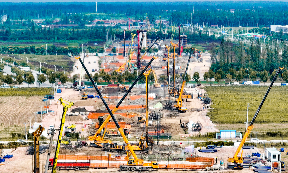 近日，中國鐵建各單位全力推動重點項目建設，強化安全管理、科學施工，著力打造精品工程，助力基礎設施建設。中鐵十二局漢漢高鐵項目為快速打通全線架梁通道，嚴格執行領導帶班和24小時專人值班制度，全力做好復工階段施工生產統籌協調，掀起節后復工復產熱潮。漢漢鐵路是我國沿江高速鐵路通道的重要組成部分，建成后對強化武漢樞紐地位、助推湖北省融入國家綜合立體交通骨干網具有重要意義。