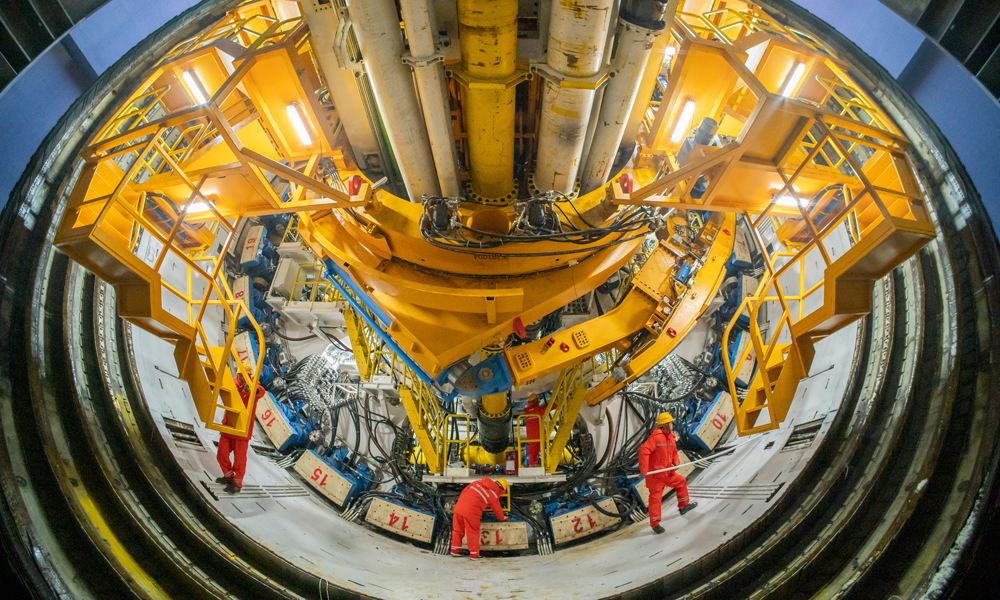 春節過后，中鐵十四局津濰高鐵先開段項目開展復工隱患排查，完善各項復工復產審批手續，全力推進復工復產工作。津濰高鐵是“八縱八橫”高鐵骨架的重要組成部分，也是京滬輔助通道和沿海通道的共同組成部分，對進一步完善綜合交通運輸體系，在推進區域資源共享、實現區域協調發展、優化京滬鐵路通道布局等方面發揮著重大作用。圖為津濰高鐵“津城1號”盾構機內部。