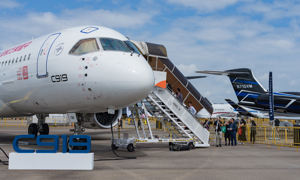 據悉，2月20至25日，中國東航全球首架C919在新加坡，與來自中國商飛公司等各方的C919和ARJ21“組團”參展，實現國產C919首度飛向海外、國產民機海外航展首秀。