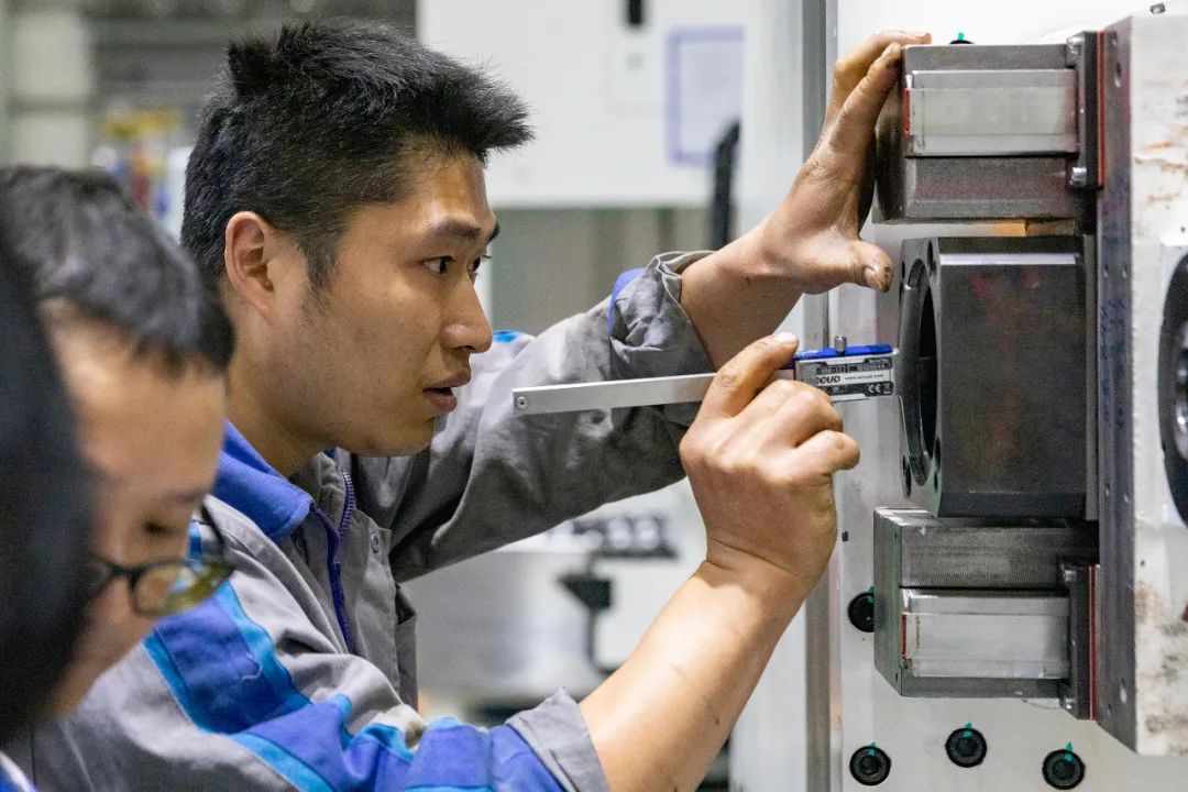 重慶機電集團機床廠磨齒機鉗工進行刀架工藝實驗驗證工作。郭志如 攝