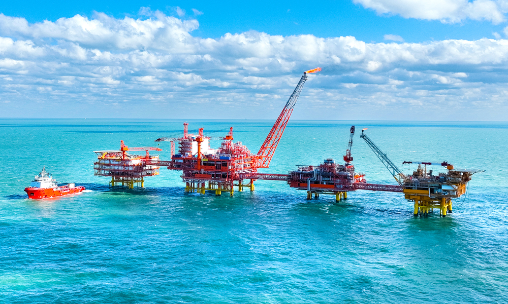 2024年以來，中國海油有限天津渤西作業(yè)公司大力推進(jìn)渤中19-6凝析氣田I期開發(fā)項(xiàng)目產(chǎn)能建設(shè)，從油藏方案設(shè)計(jì)、鉆完井作業(yè)實(shí)施、地面配套工程等多維度發(fā)力，不斷克服氣田埋藏深、儲(chǔ)層不均一、滲透性差、地露壓差小等復(fù)雜地層環(huán)境，持續(xù)優(yōu)化調(diào)整井位靶點(diǎn)，確保鉆遇更多優(yōu)勢(shì)裂縫儲(chǔ)層。圖為渤中19-6凝析氣田航拍。