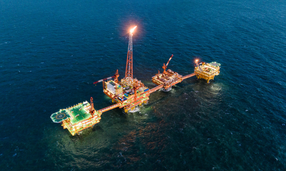 開年以來，該項(xiàng)目累計(jì)投產(chǎn)7口開發(fā)井，新增凝析油日產(chǎn)能超1100噸，天然氣日產(chǎn)能超100萬立方米。其中，單井日產(chǎn)油氣當(dāng)量超400噸的開發(fā)井達(dá)4口，為渤海油田新春上產(chǎn)“開門紅”持續(xù)貢獻(xiàn)力量。圖為渤中19-6凝析氣田航拍。