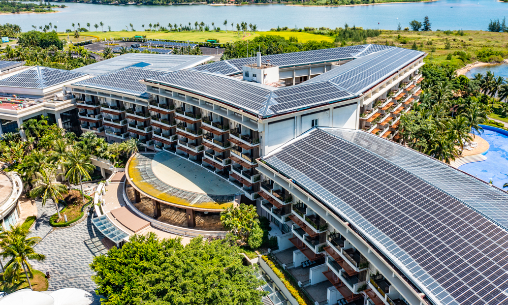 建筑能耗占博鰲近零碳示范區能耗的80%以上，示范區對亞洲論壇會議中心及酒店、東嶼島大酒店、新聞中心進行了綠色低碳改造。中鐵建設項目團隊從圍護結構性能改造提升、設備設施性能改造提升、智慧化性能改造提升、可再生能源利用等4大方面16子項，對島內建筑進行建筑綠色化改造。圖為博鰲亞洲論壇會議中心及酒店屋頂光伏板。