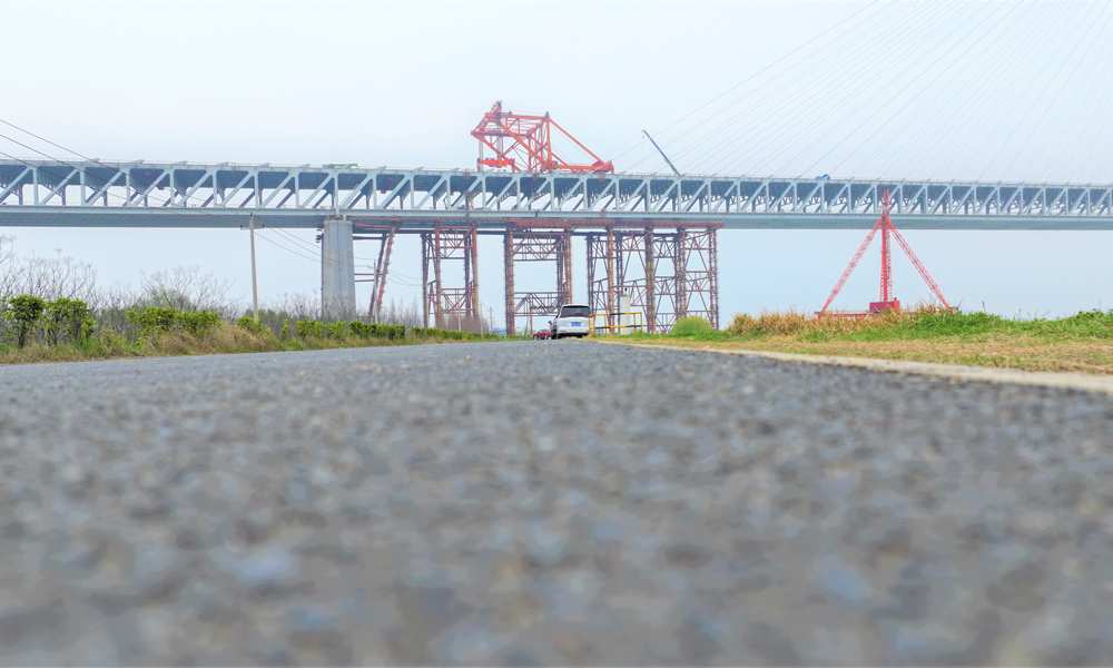 近日，隨著邊跨已架設鋼梁與主塔側大懸臂鋼梁栓接和焊接完成，由中國中鐵旗下中鐵大橋院設計、中鐵大橋局施工、中鐵山橋參建的常泰長江大橋南岸（常州側）邊跨鋼梁合龍，大橋建設取得關鍵突破。常泰長江大橋全長10.03公里，跨江連接常州與泰州兩市。其中，主航道橋采用主跨1208米斜拉橋，為目前在建世界最大跨度公鐵兩用斜拉橋。跨江大橋分為上下兩層，是長江上首座集高速公路、城際鐵路、一級公路“三位一體”的過江通道。除主航道橋外，大橋還分別在常州錄安洲和泰州天星洲設置專用航道橋，配合主航道橋共同服務長江黃金水道。