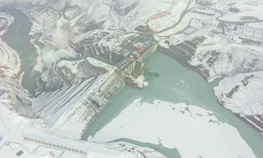 國家能源集團青海公司瑪爾擋水電站是國家和青海省重點能源項目，是黃河流域在建海拔最高、裝機最大的水電站，是國家能源集團在青打造的首個千萬千瓦級全清潔能源一體化基地的核心工程。電站首臺機組將于4月1日發電。全部機組投產發電后，預計年發電量73.04億千瓦時，每年可節約標準煤約220萬噸，減排二氧化碳約816萬噸。圖為3月24日，瑪爾擋水電站項目現場全景。