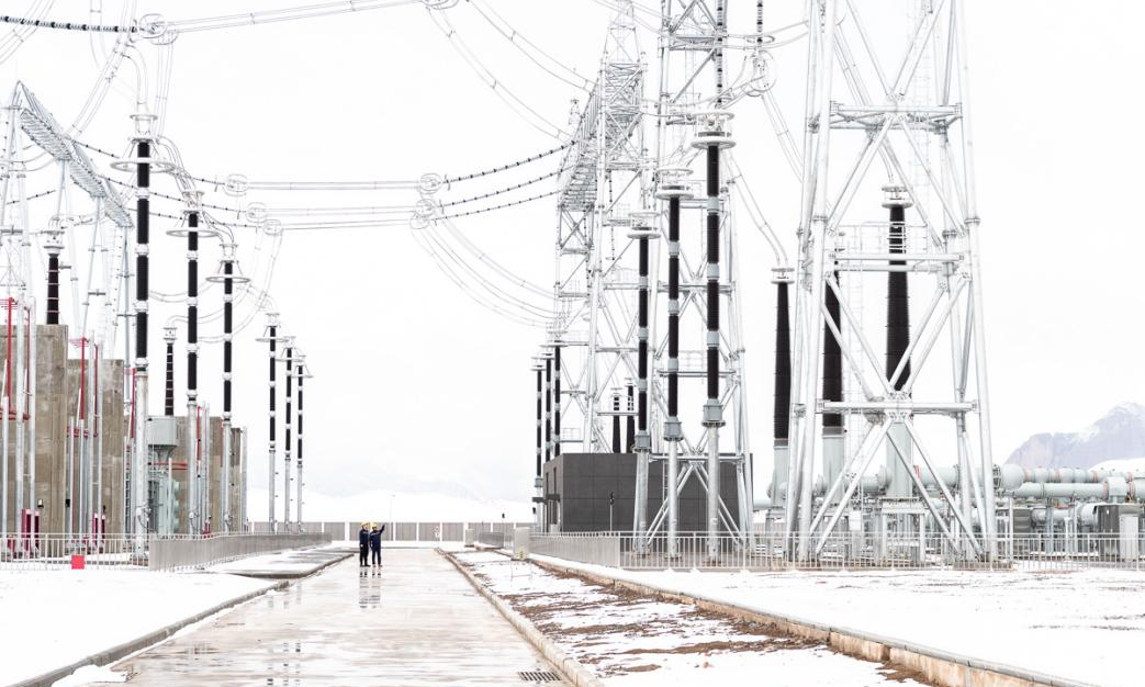 3月24日，青海公司瑪爾擋水電站750千伏云杉變電站運行人員正在巡視排查雪后設備運行情況。