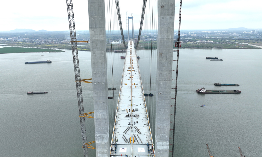 近日，隨著主橋最后一根吊索連接成功，由中國中鐵旗下中鐵大橋院設(shè)計(jì)、施工監(jiān)控，中鐵工業(yè)參建的世界級跨江工程龍?zhí)堕L江大橋主橋合龍，大橋施工進(jìn)入收尾階段。