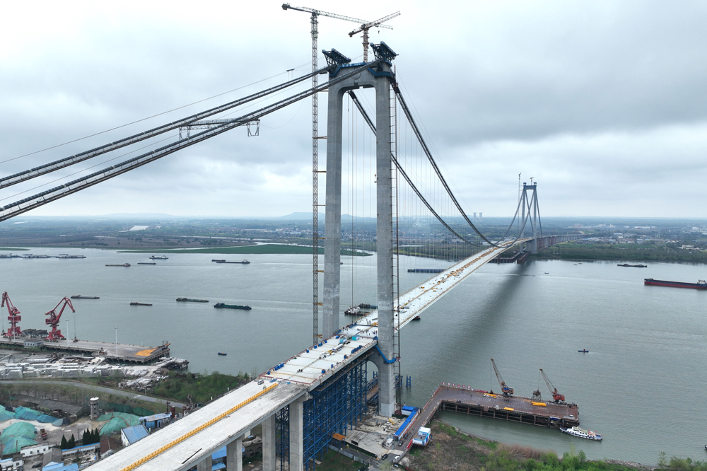 龍?zhí)堕L江大橋起自江蘇儀征境內(nèi)江北長江大堤，向南跨越長江，經(jīng)南京龍?zhí)叮褂?38省道，全長4925米，按雙向六車道高速公路標(biāo)準(zhǔn)建設(shè)，設(shè)計(jì)速度100公里/小時(shí)。主橋采用雙塔單跨鋼箱梁懸索橋，主跨1560米，一跨過江，跨徑位列世界第九。全橋共計(jì)110個鋼箱梁節(jié)段，采用正交異性橋面板流線型扁平鋼箱梁結(jié)構(gòu)，其中鋼箱梁首節(jié)段總重達(dá)415噸，是全橋最重的節(jié)段。