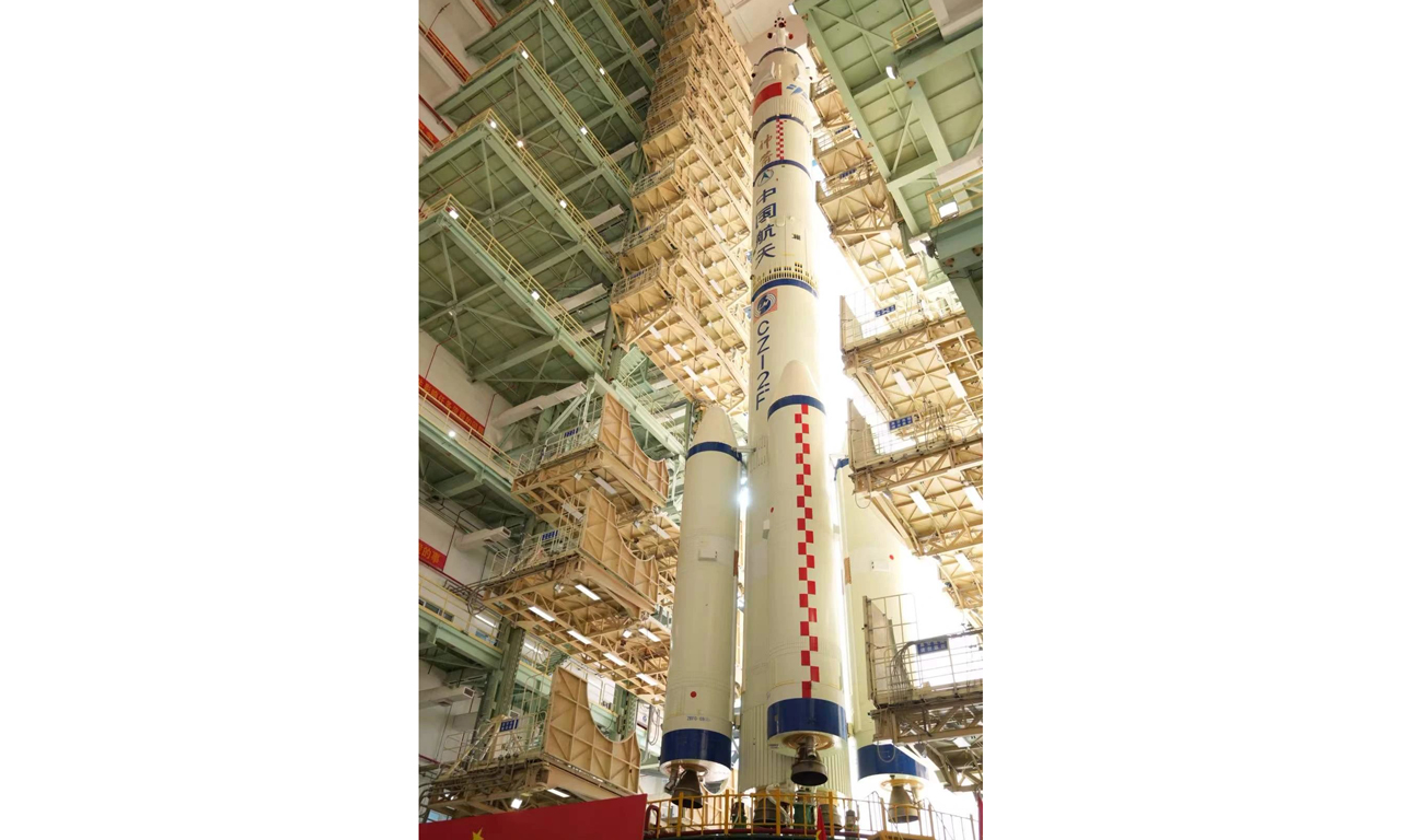 圖為神舟十八號(hào)載人飛船與長(zhǎng)征二號(hào)F遙十八運(yùn)載火箭組合體。