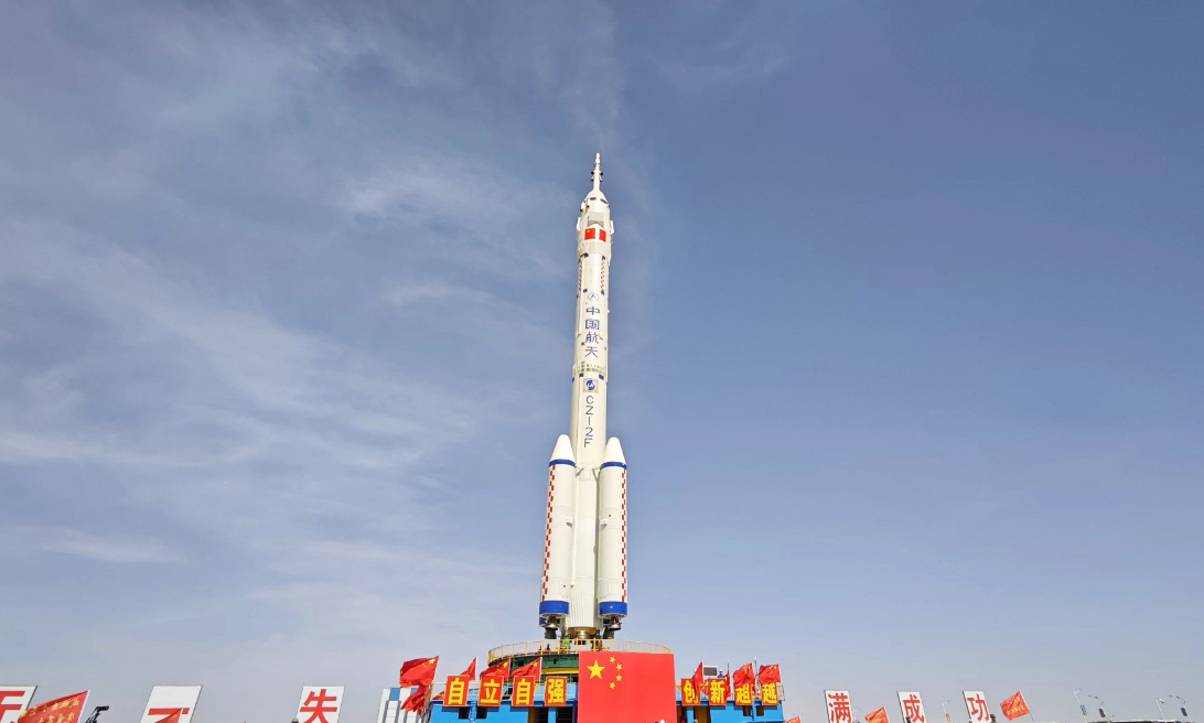 據(jù)中國(guó)載人航天工程辦公室消息，北京時(shí)間2024年4月17日，神舟十八號(hào)載人飛船與長(zhǎng)征二號(hào)F遙十八運(yùn)載火箭組合體已轉(zhuǎn)運(yùn)至發(fā)射區(qū)。