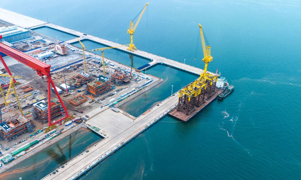 今年一季度，渤海油田累計完成5個重點項目的6個單體建造，鋼材加工量約2萬噸。為持續提升建造效率，渤海油田大力推進智能化、標準化、一體化建造，建造產線工效提升25%、總裝效率提升約30%。圖為海上平臺結構單體建造現場。杜鵬輝 攝