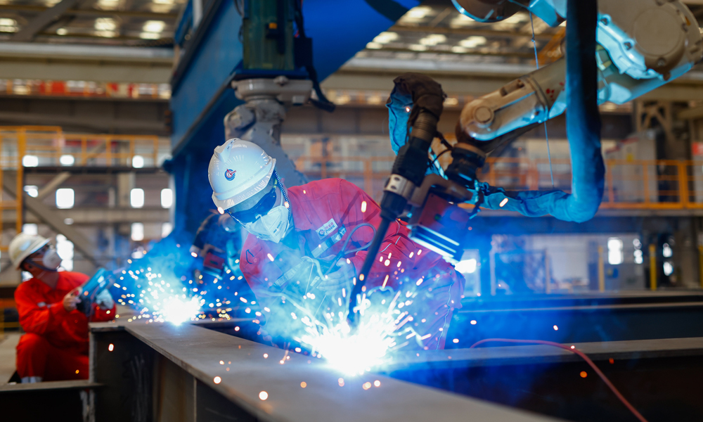 工人在建造現場操作自動組對焊接一體化設備。杜鵬輝 攝